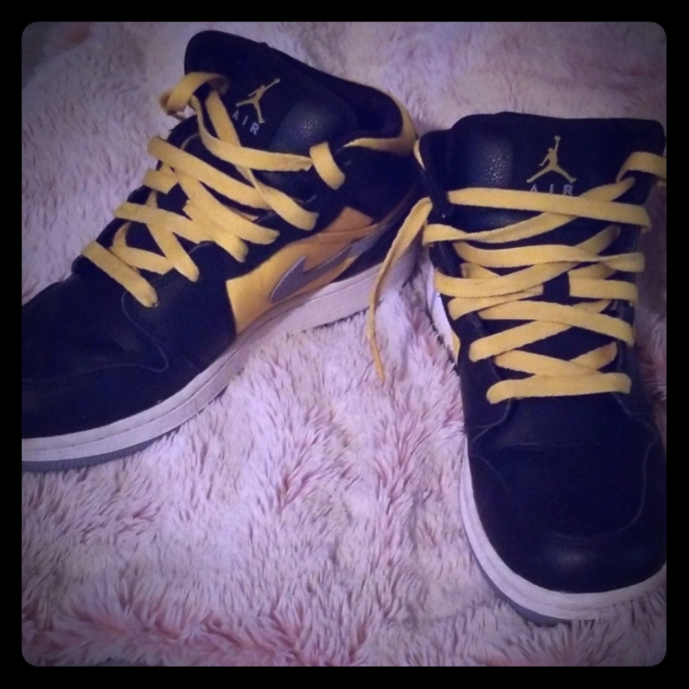 Jordan 1 black and yellow! 6.5 boys! Rare! Nike.